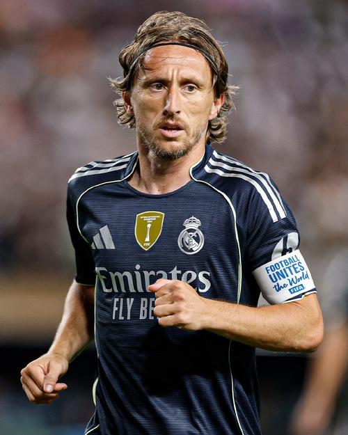 曼联中场梅努的未来：从边缘到重生