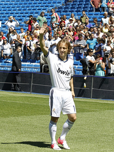 石破天惊！泰勒·亚当斯43米吊射破门为本赛季英超最远进球