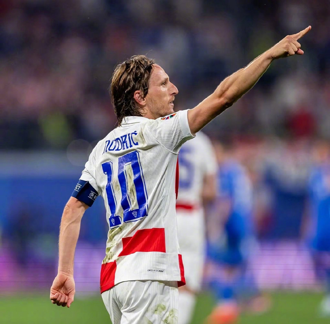 记者：邵佳一执教国足会带着部分在青岛西海岸的助手