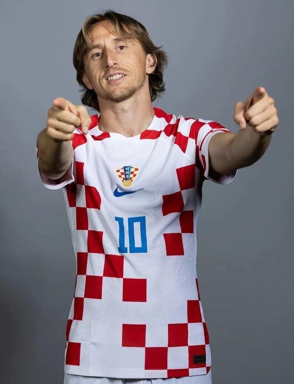 中超赛场争议判罚：VAR引发讨论,